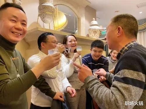 茅台|职场应酬，不会区分纯粮、勾兑酒？行家3个方法：远离勾兑酒