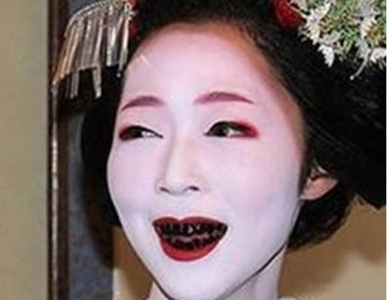 奶豆说育儿|比裹脚还恐怖:束腰和黑齿,可以吓哭孩子