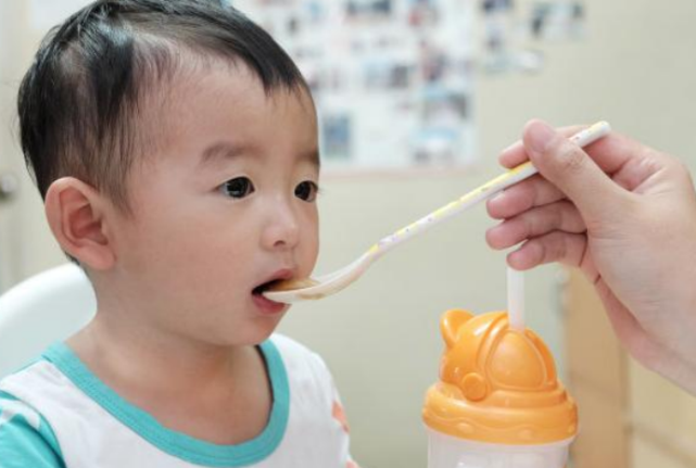 小思医生|4岁女童因“喝水”进医院,医生:这3个时间段,少给娃喝水!