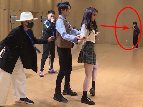 刘昊然|鹿晗化身小迷弟看关晓彤跳舞，全程录像给女友拎包，画面太甜了