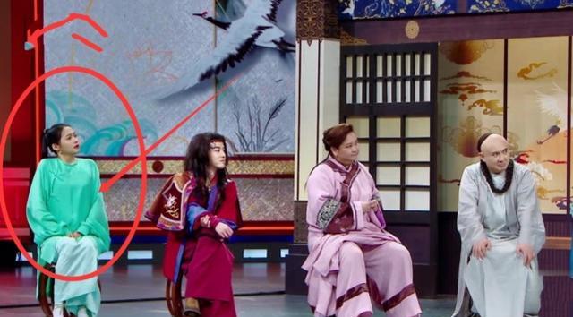 黄一飞|关晓彤被沈腾坑，生理期还接受淋雨惩罚，她的救场手势尽显心酸