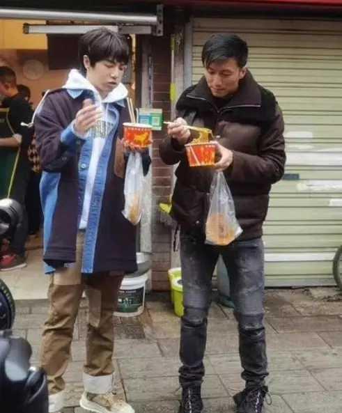 谢霆锋|41岁谢霆锋被偶遇小餐馆就餐：朴实无华无偶像包袱，比粉丝高半头