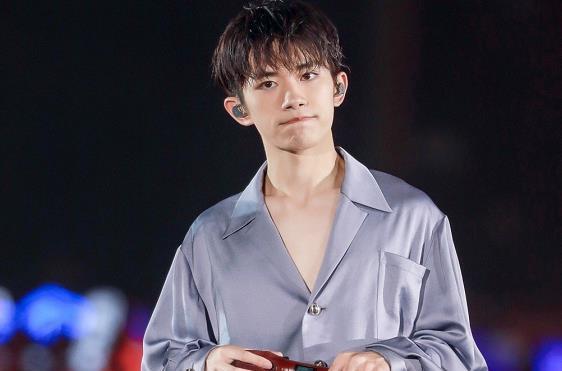 易烊千玺|易烊千玺睡觉被偷拍，看清穿的睡裤款式，这个同款粉丝不敢学？