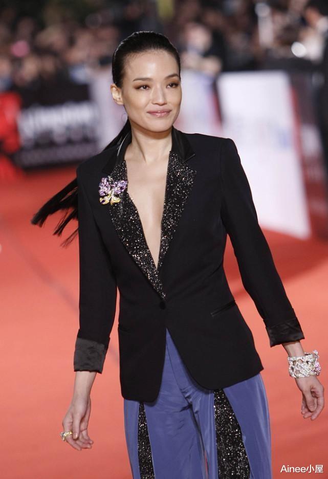 Ainee小屋 舒淇婚后也不改风格，“真空”深V西装穿，配拼接裤腿型修长