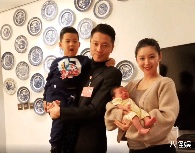 李小萌|王雷庆生现场照曝光,李小萌抱二胎儿子幸福出镜,月子期状态超赞