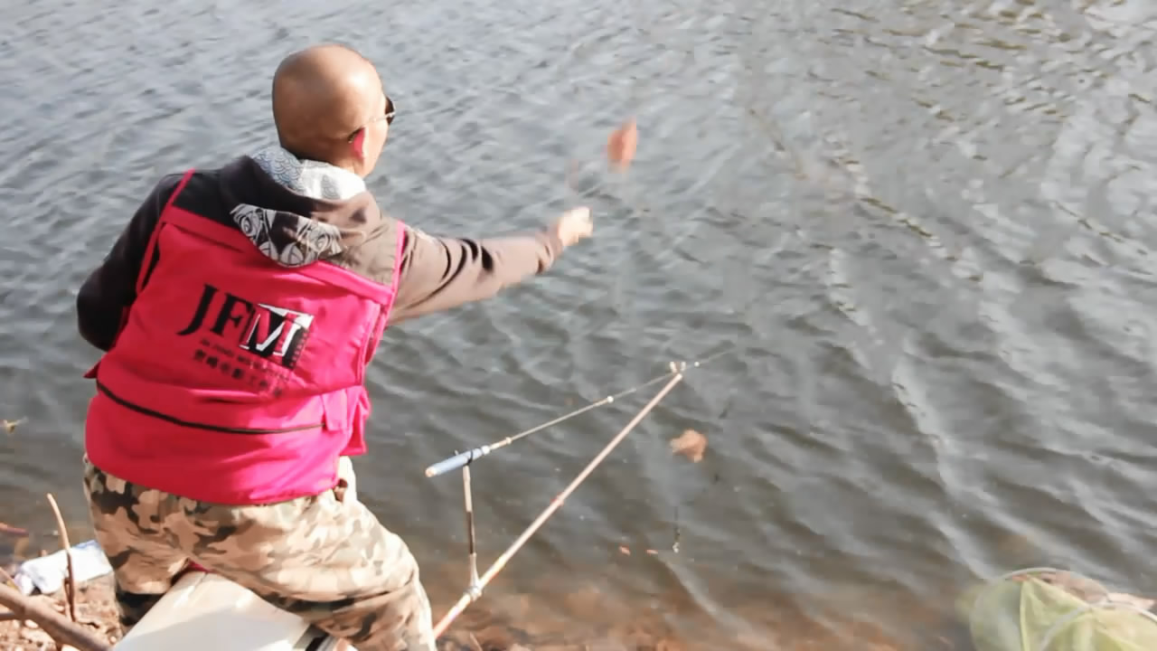 |冬季钓鱼时，为啥有人打重窝有人打小窝？谁对？正确方法我来教你