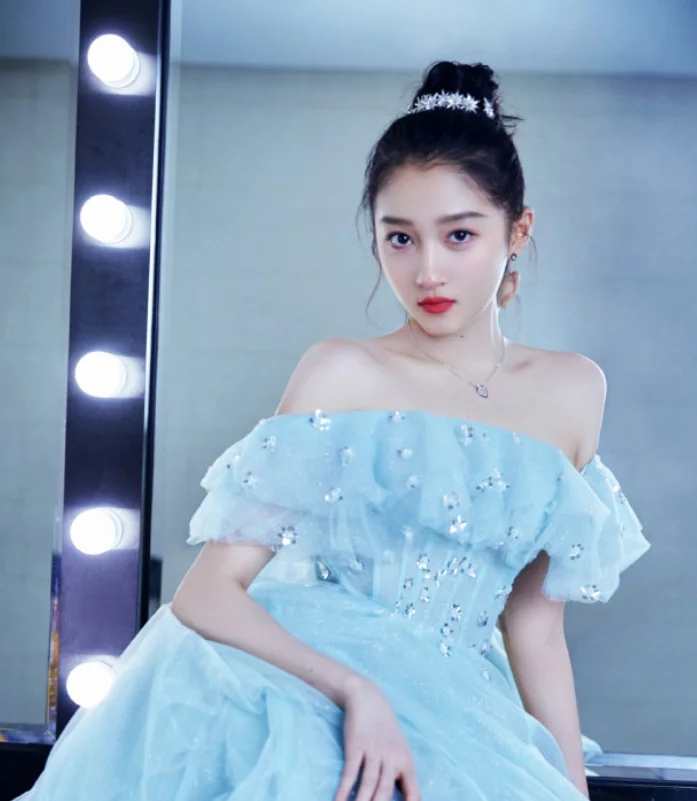 关晓彤|关晓彤变瘦后下巴突兀被骂好丑，网友：胖了壮瘦脸不好看，她好难