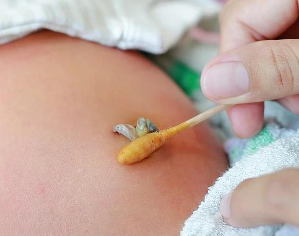 欣妈育儿经|新生儿几天给洗一次头，几天洗一次澡？过来人：勤洗头，少洗澡！