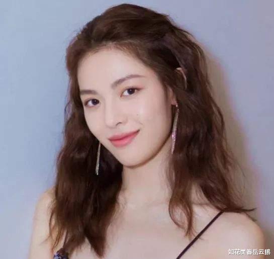 钟楚曦|为啥说肩颈线如整容利器，看芭莎夜合照就知道，钟楚曦李现赢很大