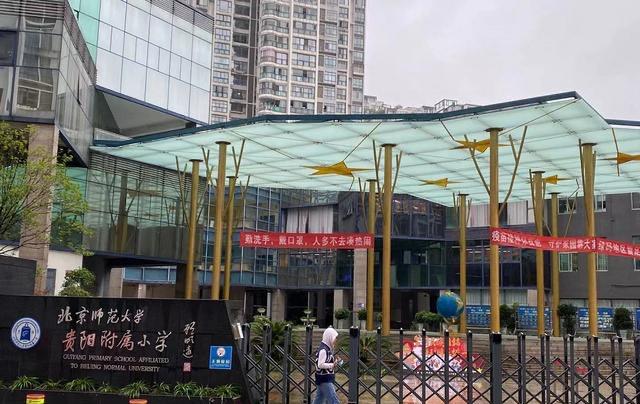 吴洪娜聊说育儿|1位班主任、37名家长,向一个7岁女孩“宣战”