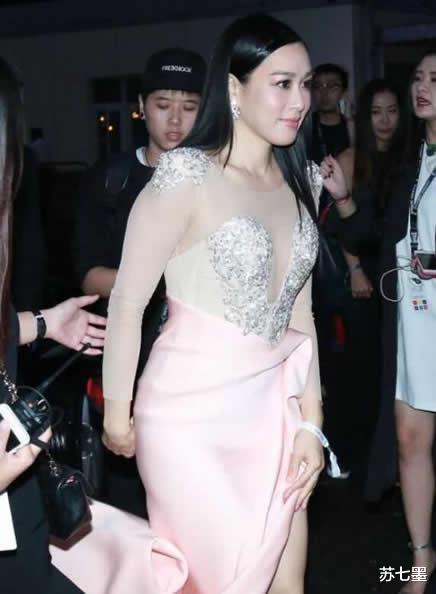 钟丽缇|50岁钟丽缇太洋气！穿印染紧身衣还“内衣外穿”，一旁老公有深意