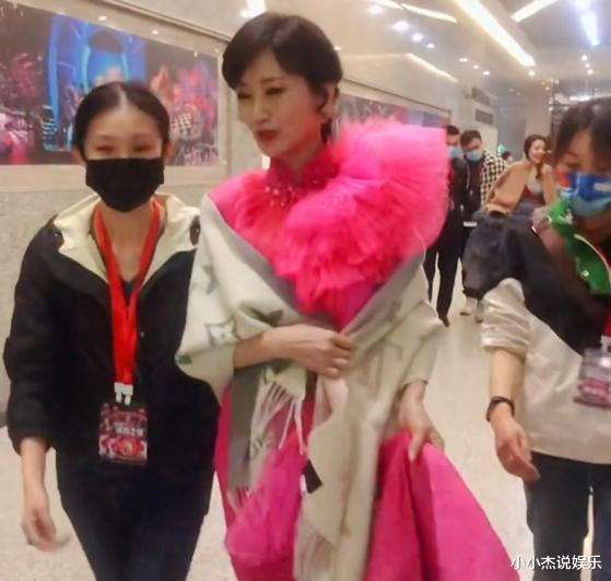 赵雅芝|66岁赵雅芝穿粉裙出行，和助理手挽手情同姐妹，网友：美了一辈子