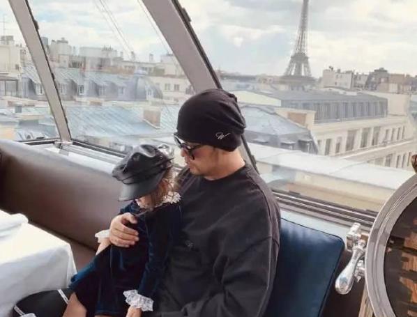 昆凌|昆凌参加女儿运动会,母女俩长相复制粘贴,混血弟弟却避开优点长