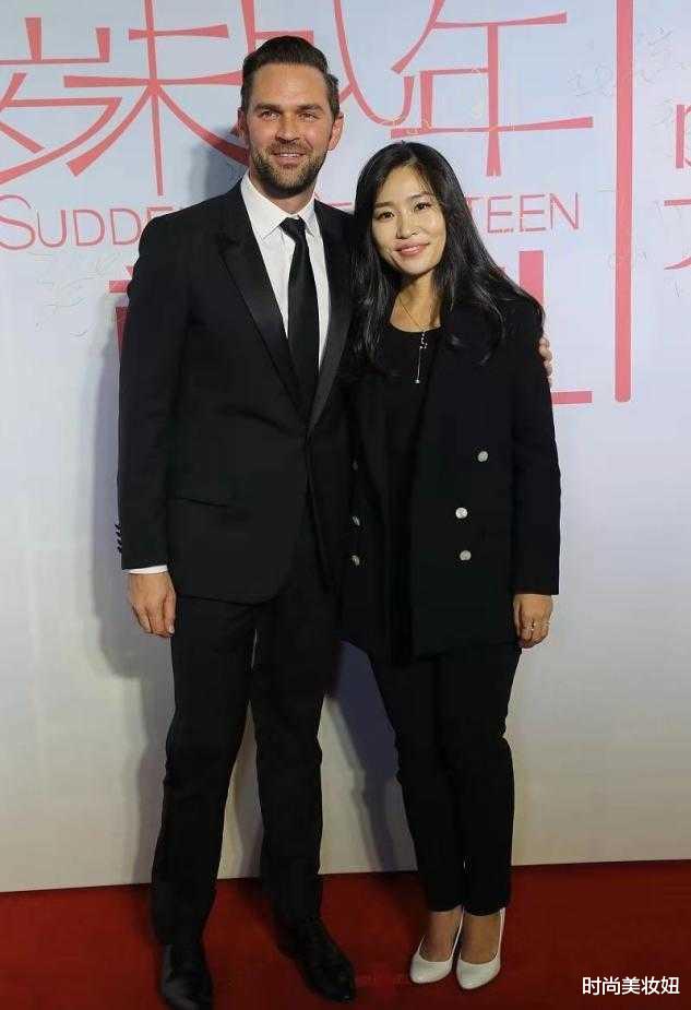 明星|张艺谋女儿携外籍老公亮相，穿黑色西装简洁大方，气质不输女明星