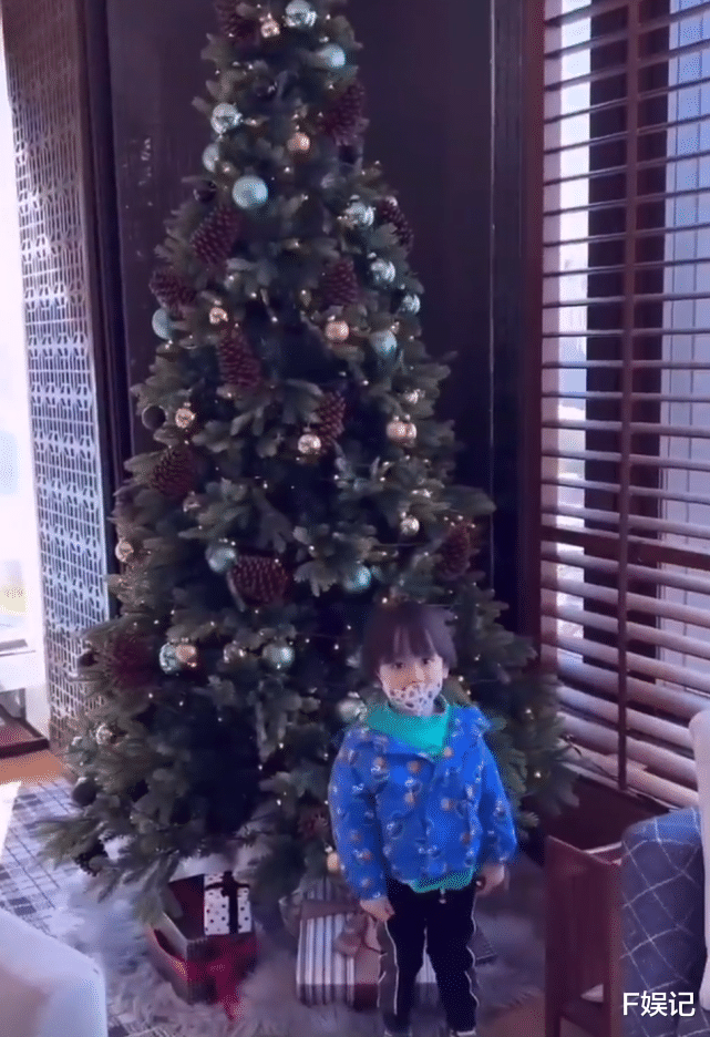 郑嘉颖|郑嘉颖一家四口开心过圣诞 夫妻俩在儿子们面前甜蜜嘴对嘴亲吻