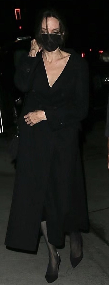 安吉丽娜·朱莉|女神朱莉又有新绯闻！裹深V黑衣风情万种，迷倒小15岁的花花公子