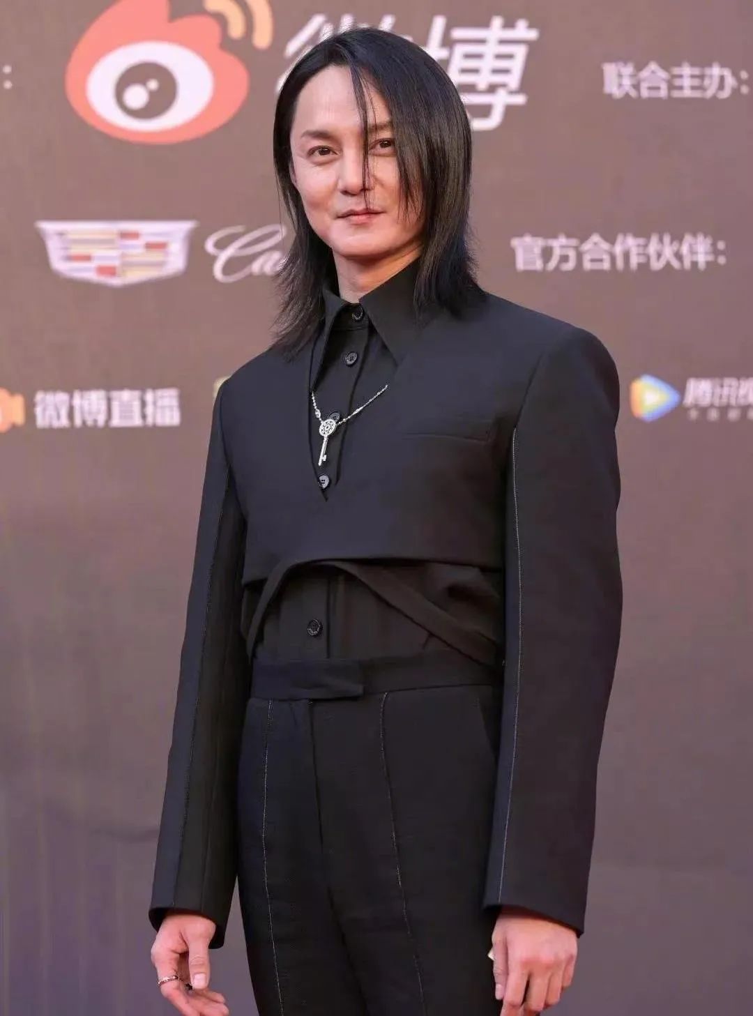 张雨绮|走丰腴路线的张雨绮突然瘦成筷子？和小8岁男友合体官宣，生图反倒惊艳