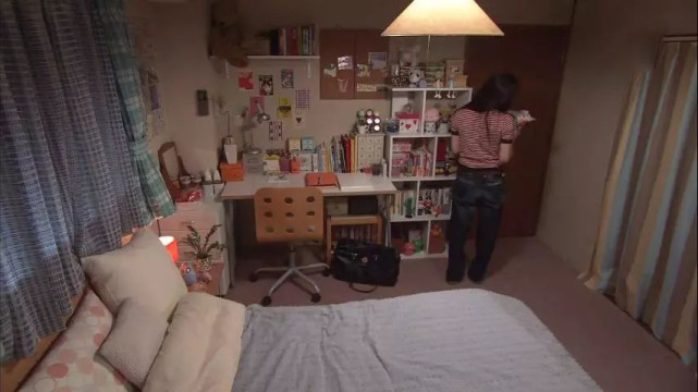 悲哀?女子“抠门9年”攒两套房:不参加聚会,捡朋友衣服穿!