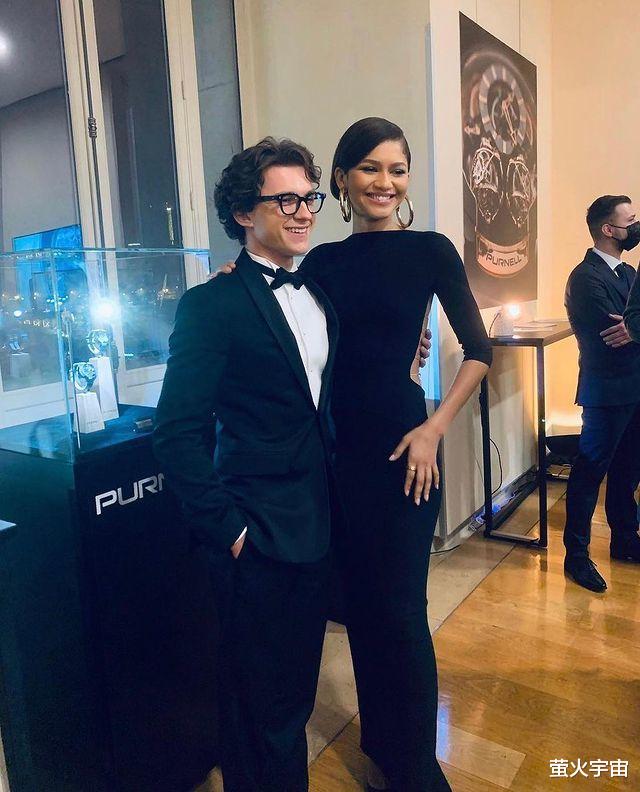 赞达亚|蜘蛛侠荷兰弟搂住曼妙女友，笑得灿烂，惊艳于赞达亚的“脊椎”