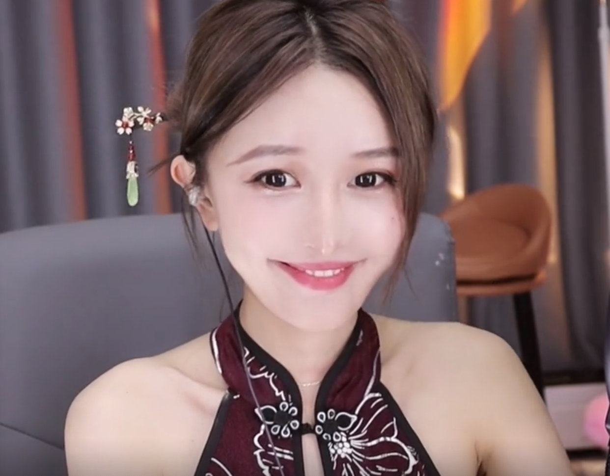 王诗龄|同样是旗袍装秀香肩！林七七完胜腐团儿，还是林七七最懂男粉丝