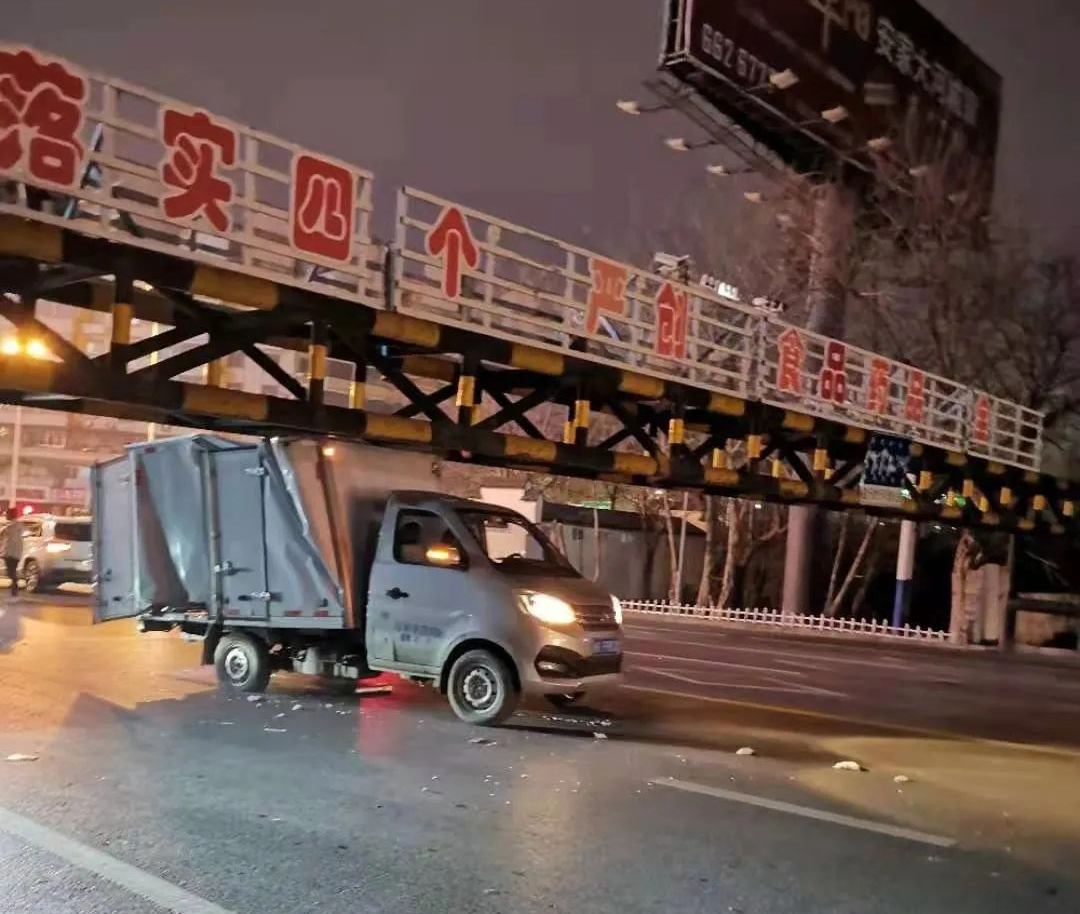 牛哥观察 刚刚!阜阳颍河闸!撞上了!