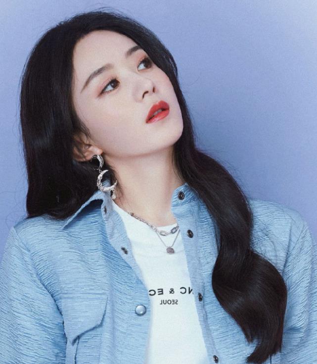 赵丽颖|谁还说赵丽颖身材不好？看她将“毒液袜”穿出透光感，杨幂都服气