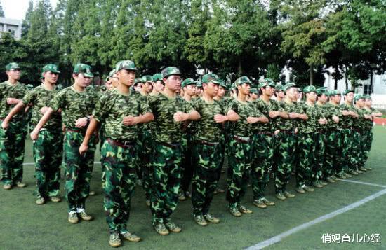 俏妈育儿心经|新生入学时,负责军训的“教官”都来自哪里?你想到了吗?