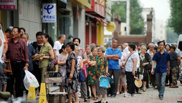 利息 居民存款“护不住”了？储户不要利息也要取款，银保监会表态