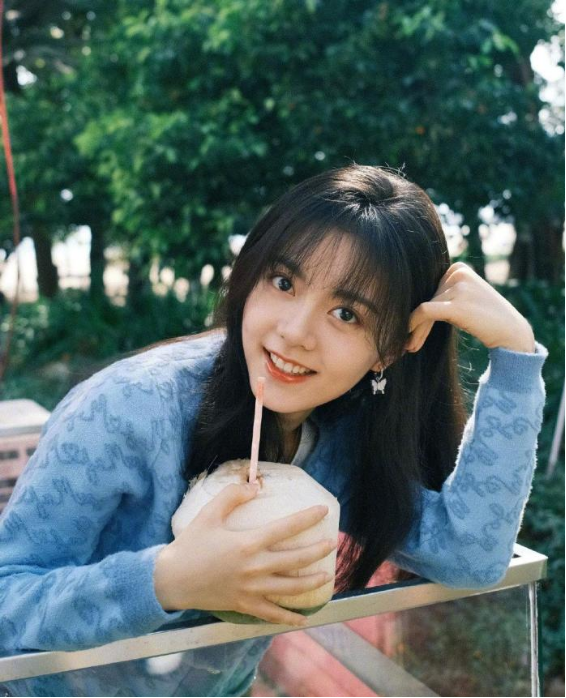 吴亦凡|吴亦凡绯闻女友曝光，两人被拍亲密互动撒狗粮，接替关晓彤“国民闺女”称号