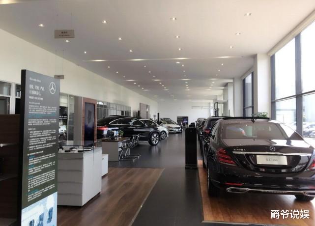 试驾 女司机试驾奔驰S450，过水坑时轮胎爆了，4S店：会不会开车？