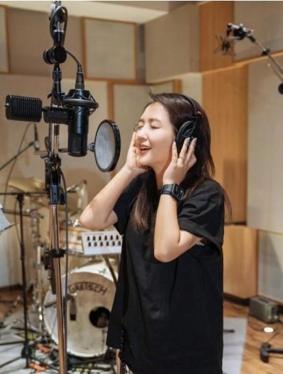 小陈有说 35岁何洁还很时髦,黑T恤配短裤扮“下衣失踪”,大长腿超抢眼