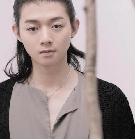 霍尊|有种“整容”叫霍尊，剪短头发后判若两人，网友：早这样早火了