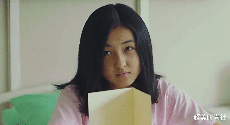 美甲|张子枫素颜上综艺，卷毛配娃娃领衬衫太清新，体态变好少女感满分