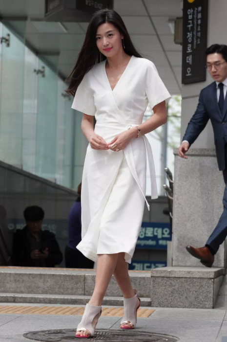 何有强|39岁的全智贤真不愧是冻龄女神，穿一袭紫色连衣裙，优雅又迷人！