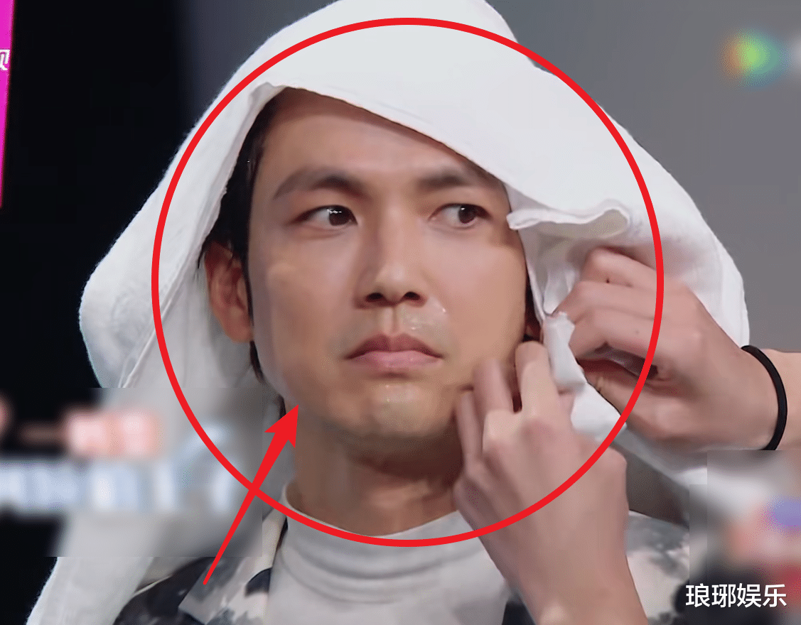 钟汉良|钟汉良被泼水卸妆后，46岁状态成焦点，沈腾都忍不住嫉妒了