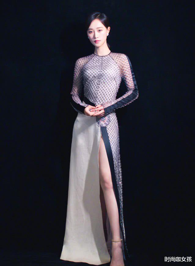 时尚咖女孩|小姐姐的穿搭真是绝了，穿渔网裙都能看到里面，性感身材吸引眼球