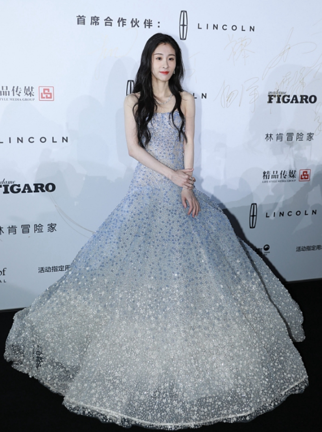 张碧晨|张碧晨的身材也有点“干巴瘦”，但穿星空裙是真的美，像仙女一样