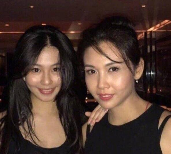 尹正|邱淑贞22岁女儿多性感？穿贴身背心秀身材，高颜值不输妈妈