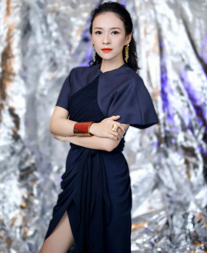 灵熙说珠宝 章子怡被称之她为东方“美人坯子”,10衣服展示她不仅美还会穿