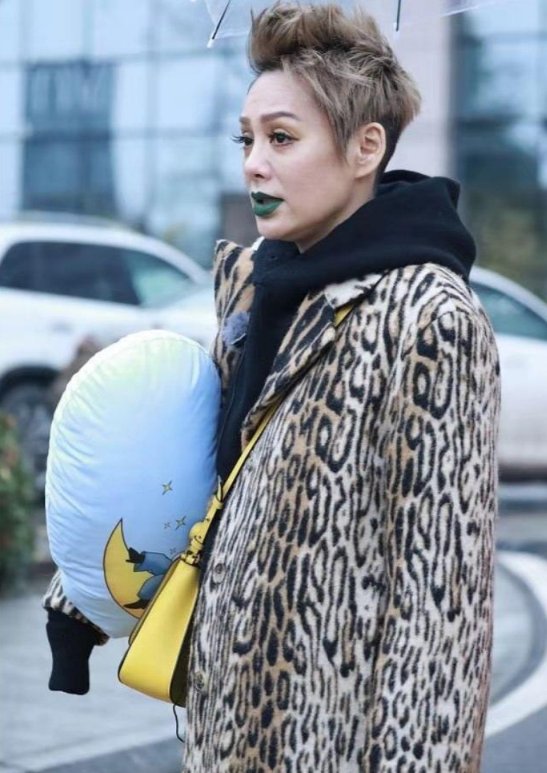 口红|宁静新造型用力过猛，豹纹外套配金发够狂野，绿色口红却有点瘆人