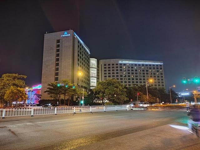 荣耀|曲屏的手感究竟有多爽？这三款高颜值手机告诉你