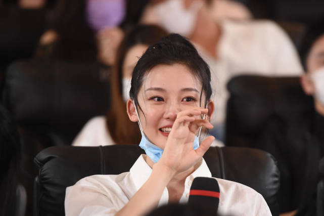 郑恺|郑恺一家三口罕同框！苗苗带女儿探班老公，小酸奶走路不稳萌态足