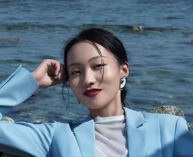 邵雨轩|全网粉丝4000多万，95后“贝勒爷”为什么这么火？