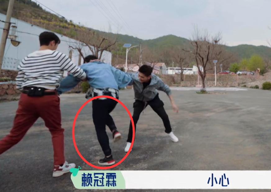 郭麒麟|郭麒麟的家教绝了！打球被张翰伤到脚疼出猪叫声，开口一句话真涨粉