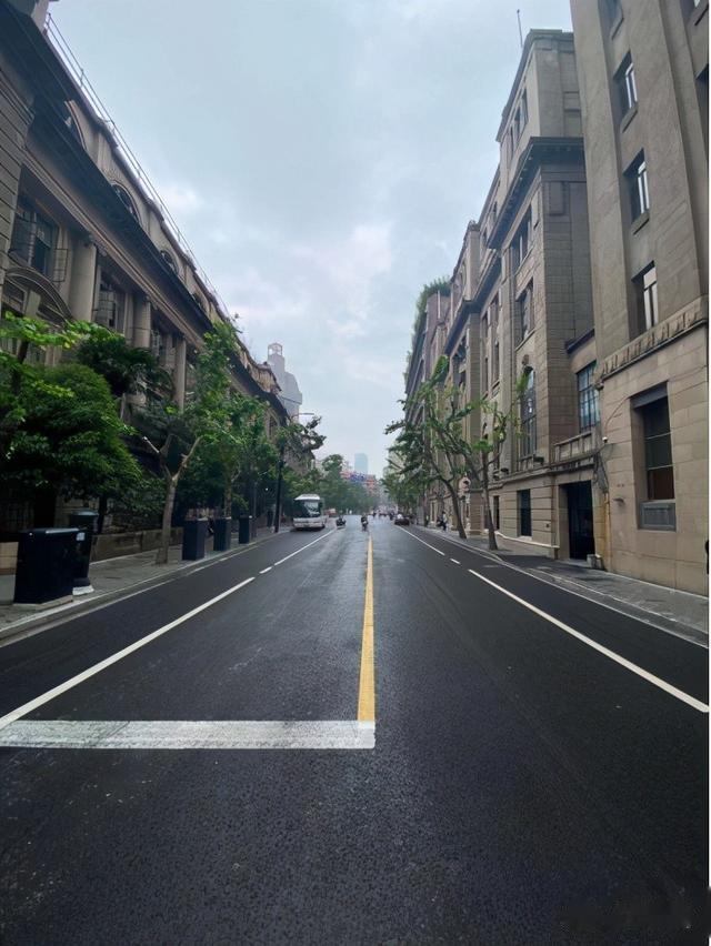 上海黄浦 外滩第二立面“黑色污染”整治拉开！百年工部局大楼再现清朗真容