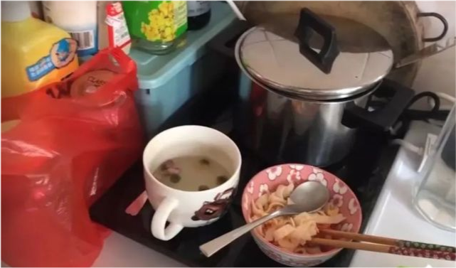 单亲妈妈带女儿在6 ㎡鸵房里生活好几年,月租5000港币,一言难尽!