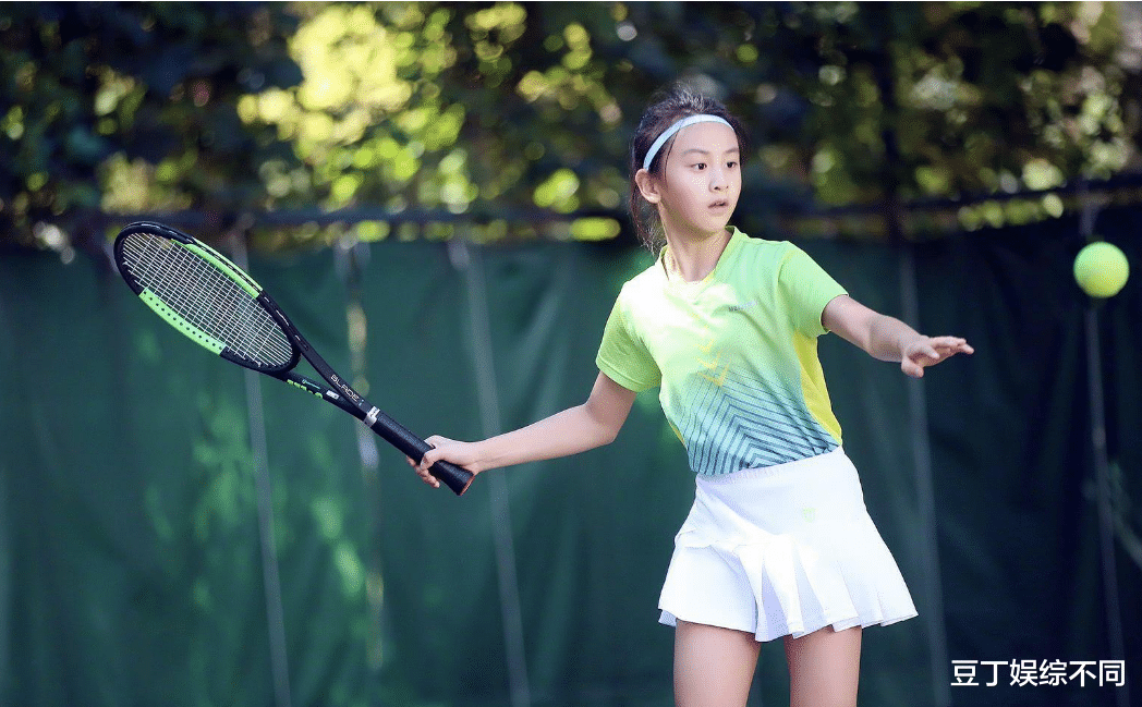 田亮|田亮女儿“发育过猛”，13岁身高超1米7，网友：吃啥长大的？