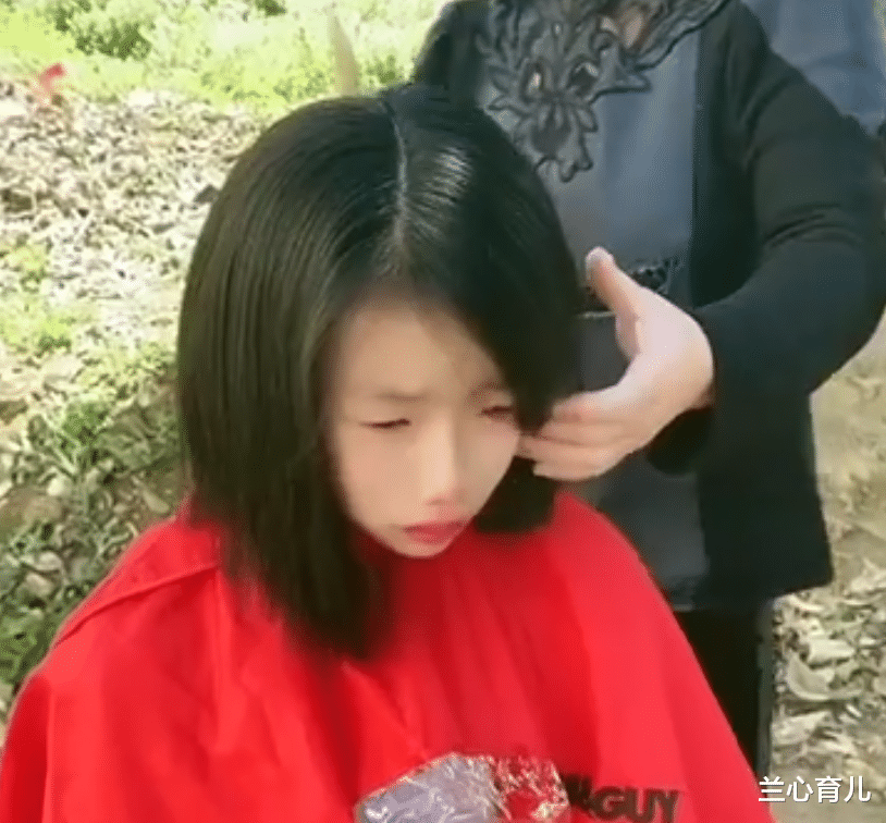 兰心育儿|初中女孩长发及腰，因不符合校规含泪剪掉，前后像换了一个人