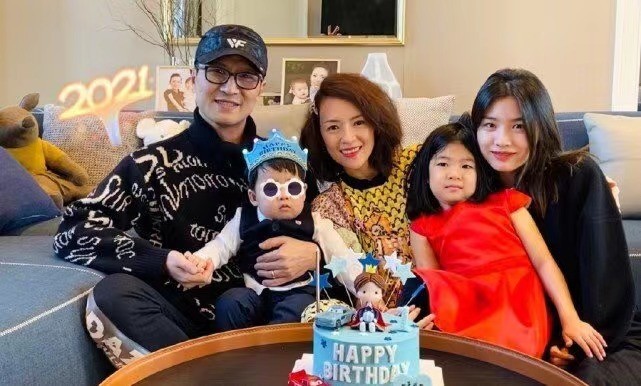 章子怡|章子怡太偏爱儿子！儿子第一次过六一，穿小熊裤子爬沙发太呆萌