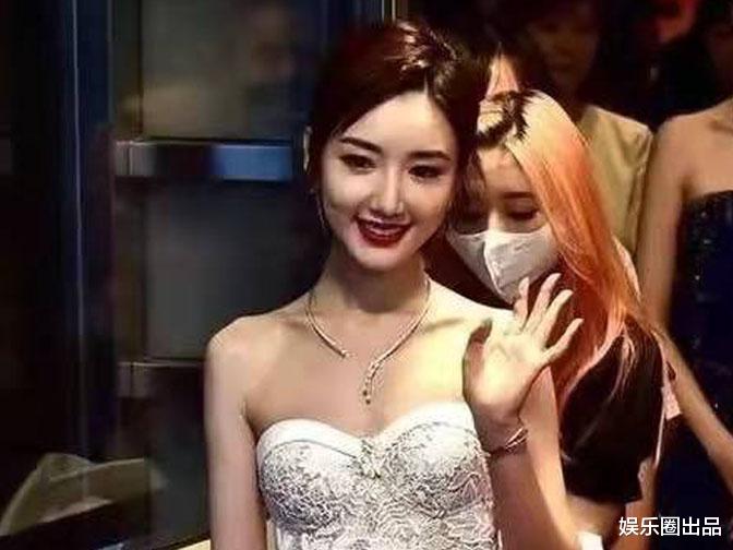 毛晓彤|毛晓彤穿露肩装亮相，身形太美惹争议，评论数超过1200条